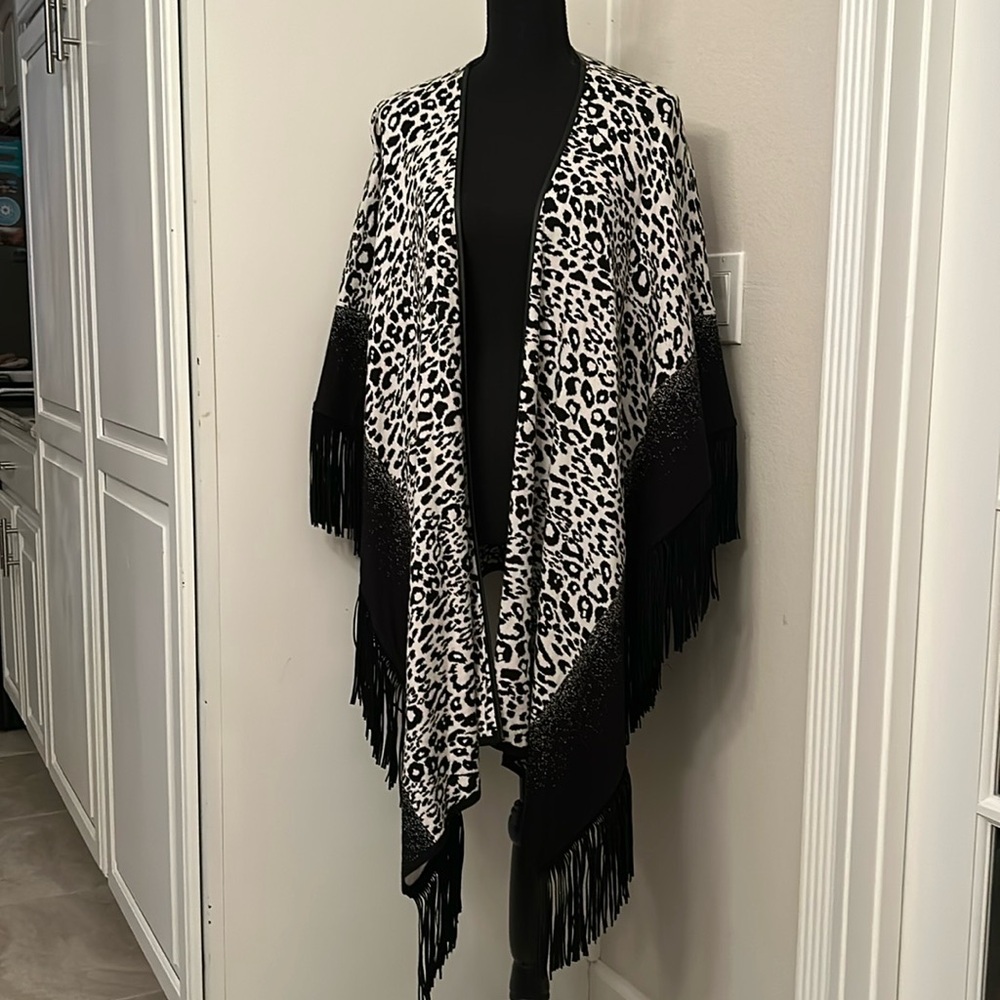 Chico’s blk/wht animal print ruana. Faux leather front trim, faux suede fringe